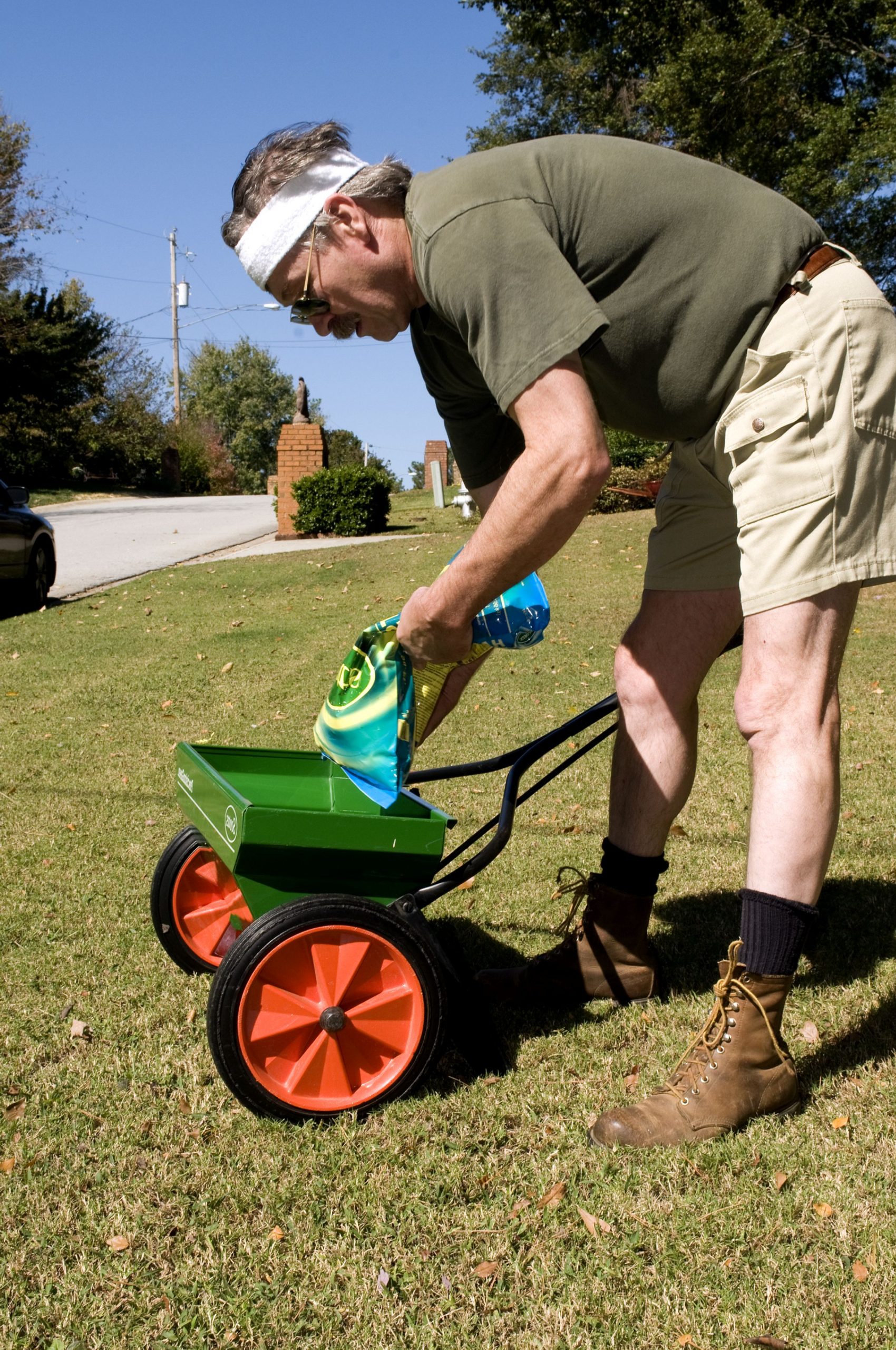 How to Choose Your Fertilizer Spreader