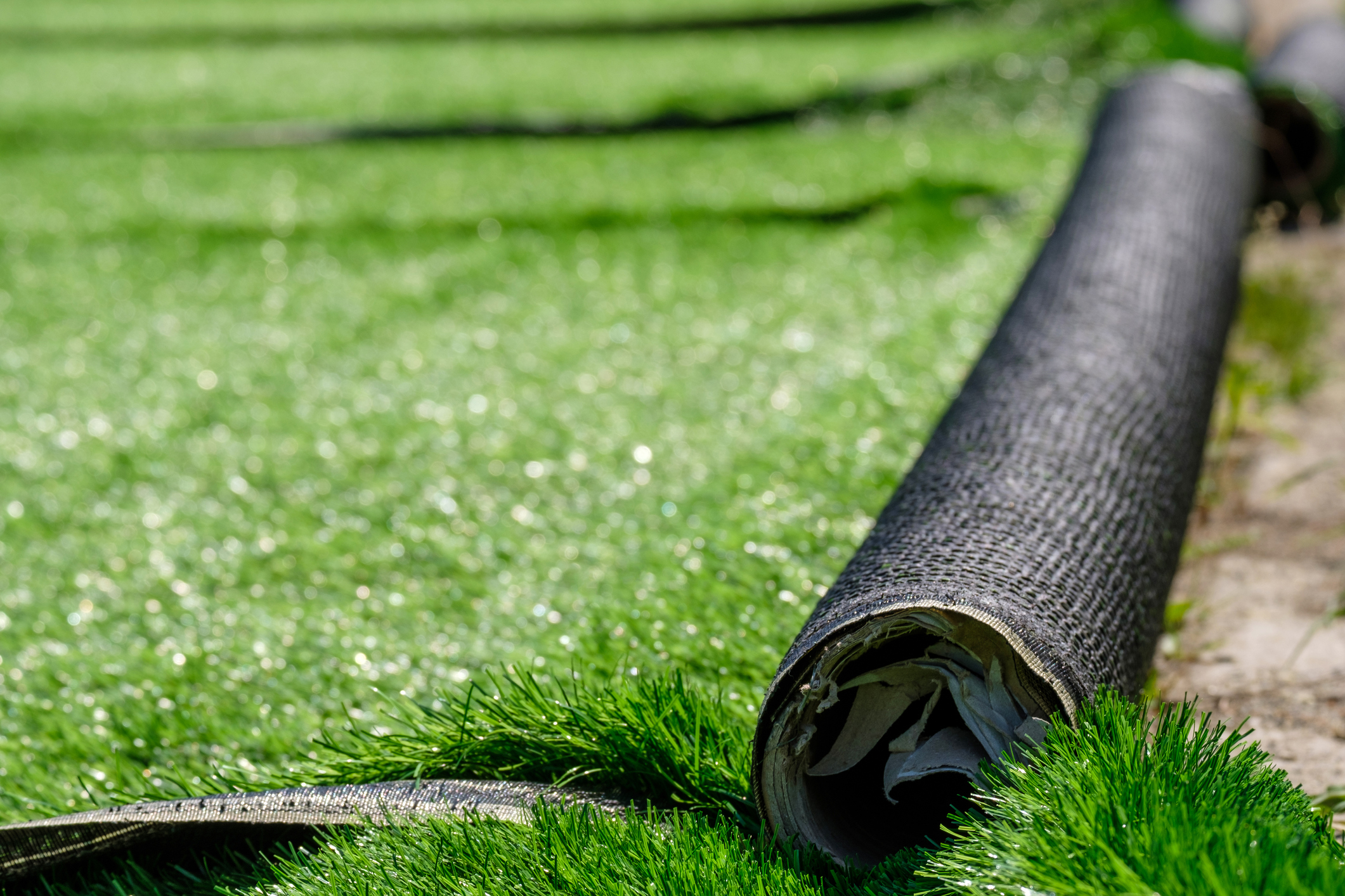 Green and Easy: The Ultimate Guide to Choosing Artificial Grass for Your Home